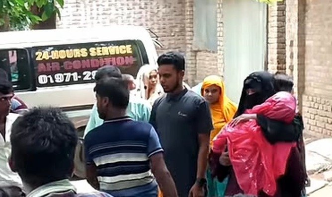 ছোট খামারি কোহিনুর শেখের লাশ বাড়িতে পৌঁছার পর কান্নায় ভেঙে পড়েন স্বজনেরা। গতকাল রোববার রাজশাহীর বাঘা উপজেলার নীচ পলাশী ফতেপুর গ্রামে ছোট খামারি কোহিনুর শেখের লাশ বাড়িতে পৌঁছার পর কান্নায় ভেঙে পড়েন স্বজনেরা। গতকাল রোববার রাজশাহীর বাঘা উপজেলার নীচ পলাশী ফতেপুর গ্রামে