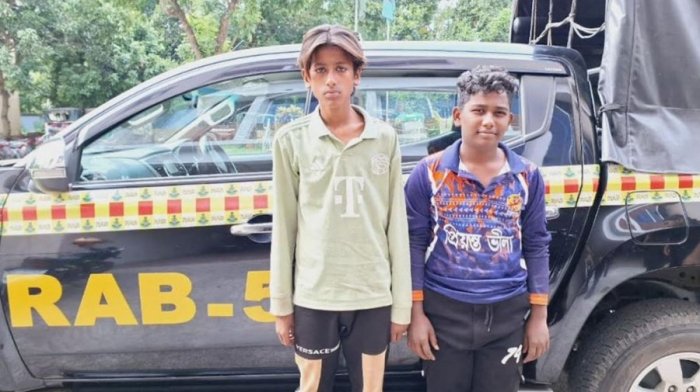 রাজশাহী সিটি পশুর হাট থেকে ছুরিসহ দুই ছিনতাইকারীকে গ্রেফতার করেছে র্যাব-৫ রাজশাহী সিটি পশুর হাট থেকে ছুরিসহ দুই ছিনতাইকারীকে গ্রেফতার করেছে র্যাব-৫